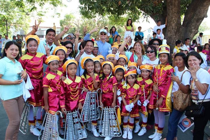Surrounded by the children of Vigan and their parents, Bernard Weber, Founder-President of New7Wonders, experiences the warmth of Philippine welcome. 
