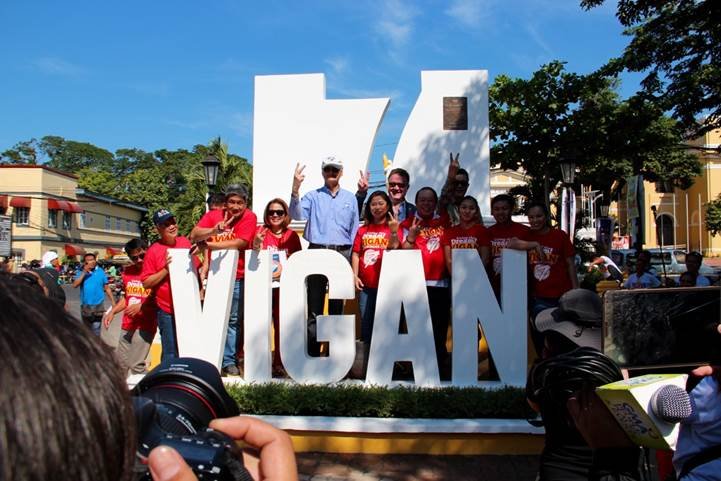 V is for Vigan! In the company of Vigan fans, Bernard Weber (Founder-President) and Jean-Paul De La Fuente (Director) of New7Wonders, make the "V" sign. 