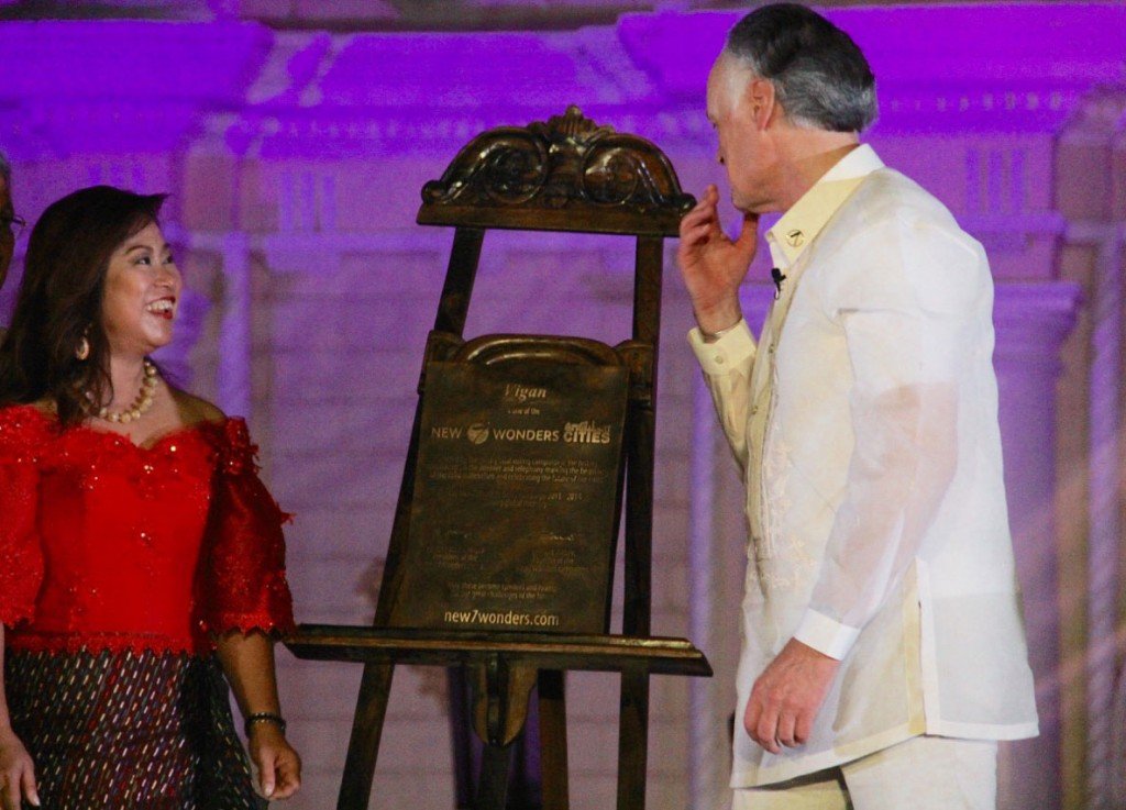 Mayor Eva Medina of Vigan (left) and Bernard Weber of New7Wonders during the unveiling of the specially-commissioned New7Wonders City plaque. 