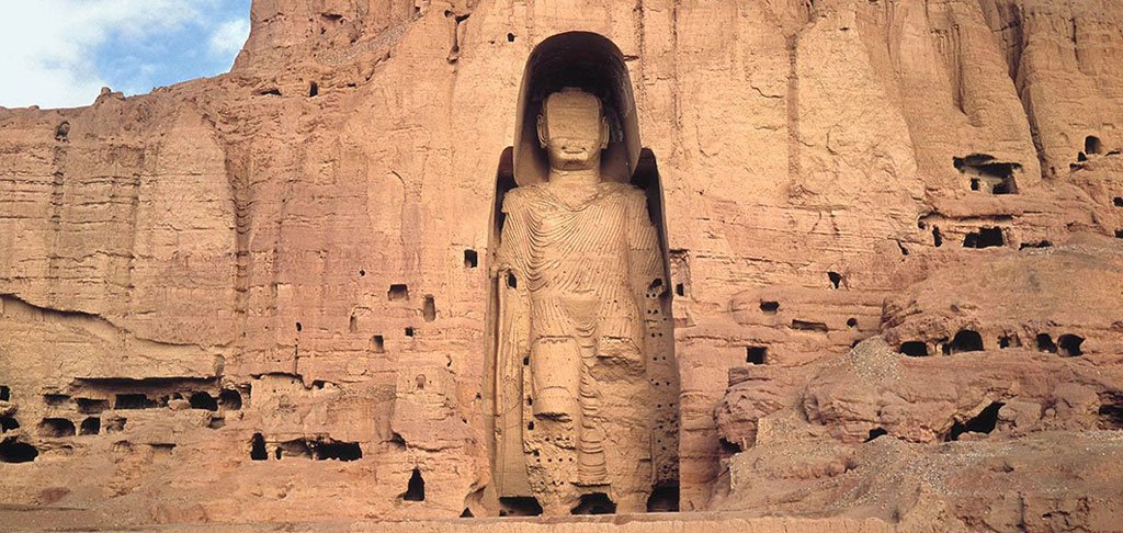 Before being blown up in 2001, the Buddhas of Bamiyan they were the largest examples of standing Buddha carvings in the world.
