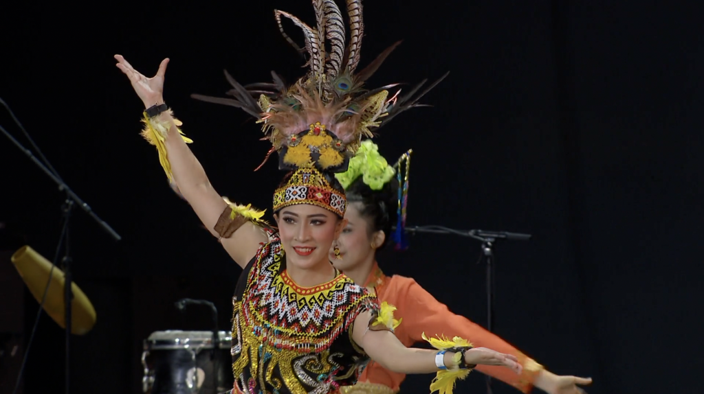 Indonesian dancers take to the stage